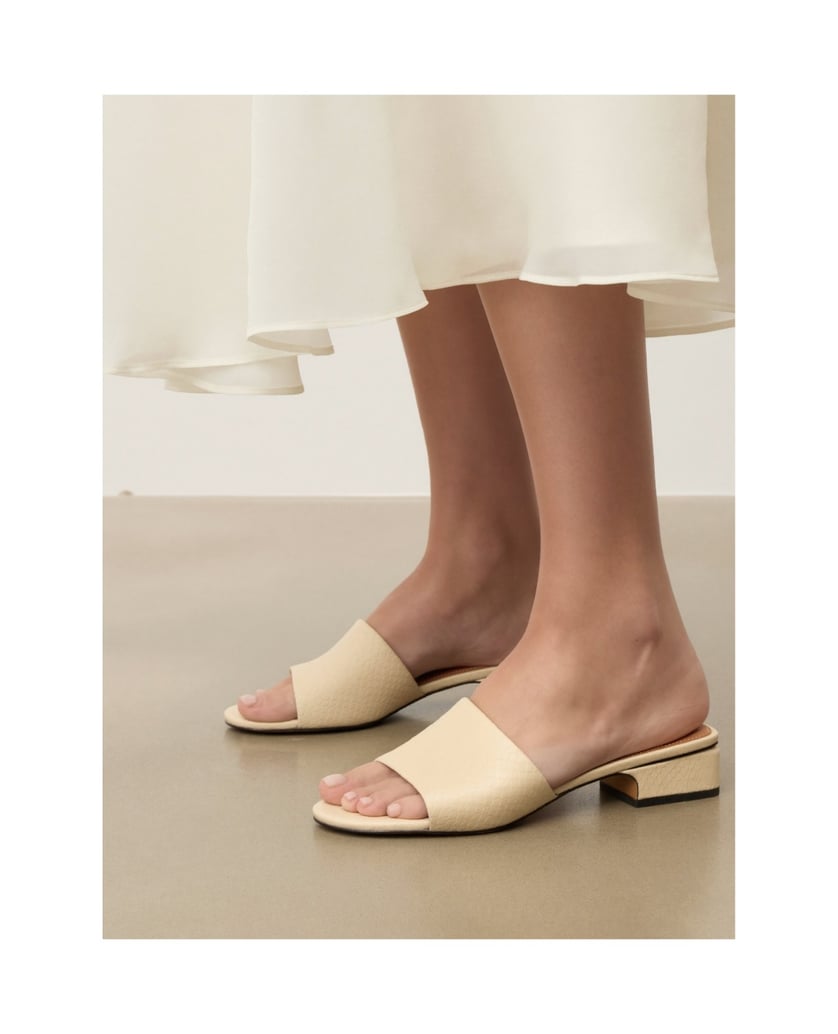 Kazar-Beigefarbene-Flip-Flops-aus-geprägtem-Naturleder-mit-niedrigem-Absatz-beige