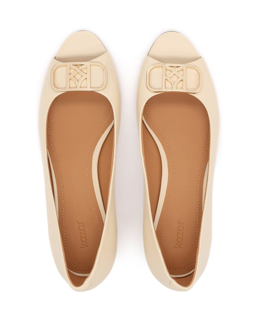 Kazar-Peep-Toe-Pumps-mit-elegantem-Monogramm-Muster-beige