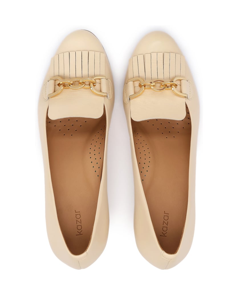 Kazar-Beigefarbene-Pumps-mit-Troddeln-und-Kette-beige