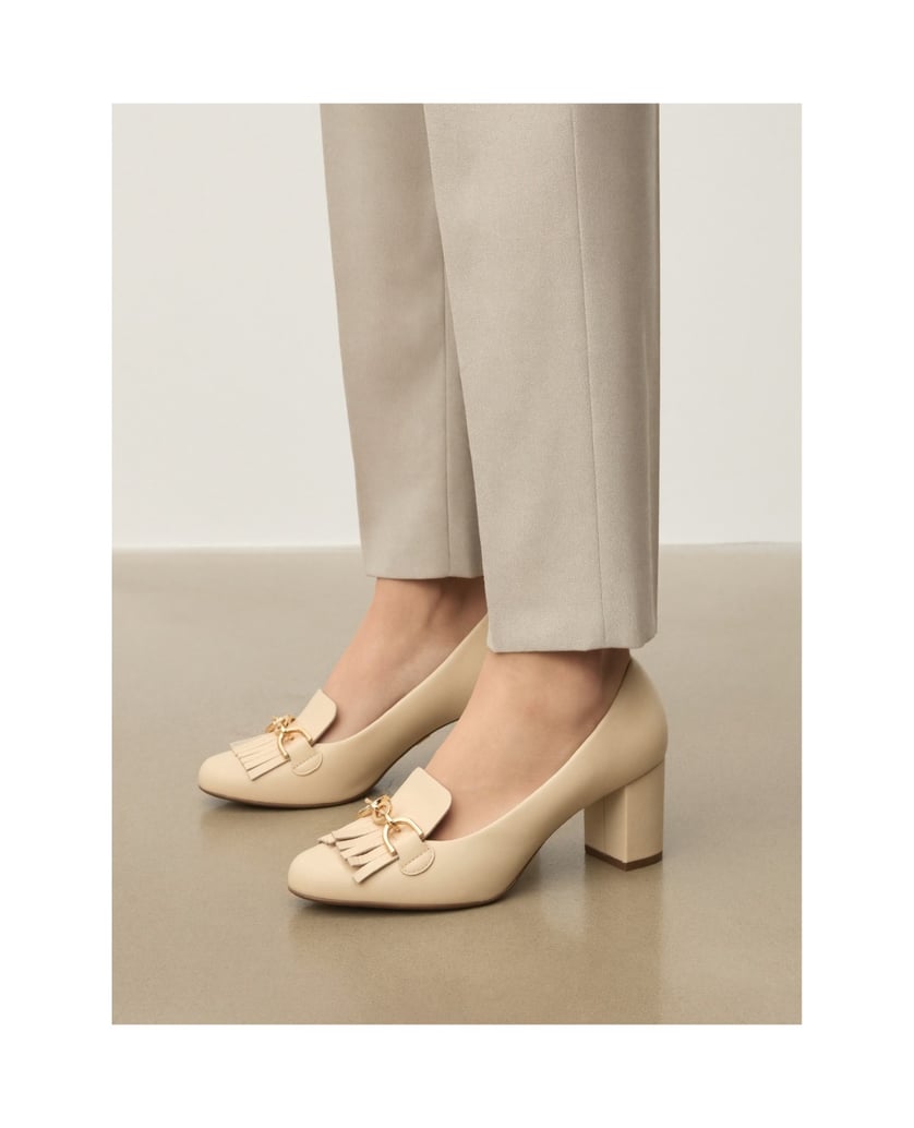 Kazar-Beigefarbene-Pumps-mit-Troddeln-und-Kette-beige