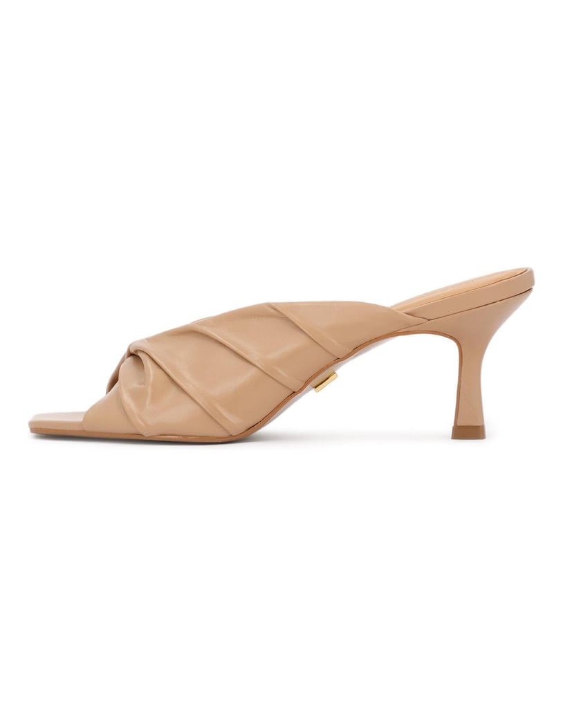Kazar-Pantoletten-aus-beigem-Leder-mit-auffälliger-Bügelfalte-beige