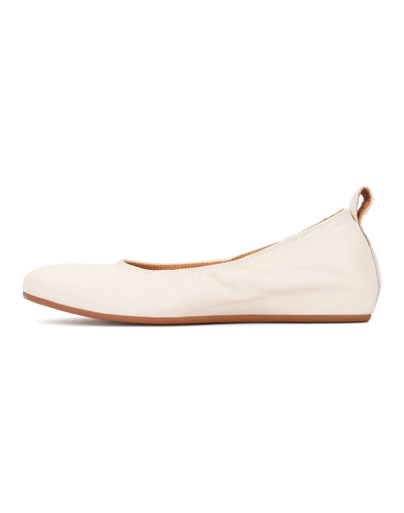 Kazar-Weiße-Ballerinas-mit-goldenem-Monogramm-weiss