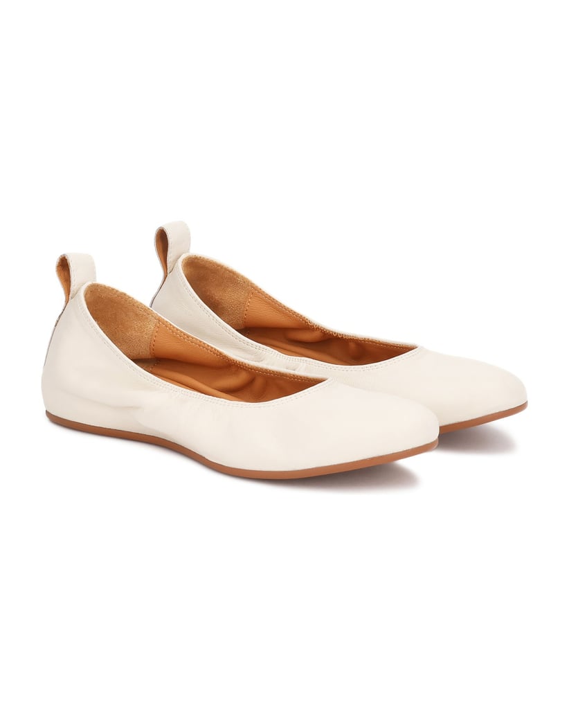 Kazar-Weiße-Ballerinas-mit-goldenem-Monogramm-weiss