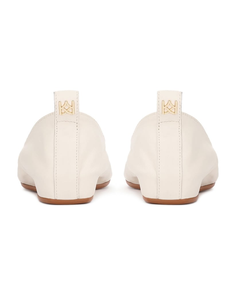 Kazar-Weiße-Ballerinas-mit-goldenem-Monogramm-weiss