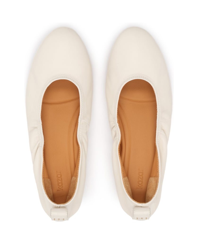 Kazar-Weiße-Ballerinas-mit-goldenem-Monogramm-weiss
