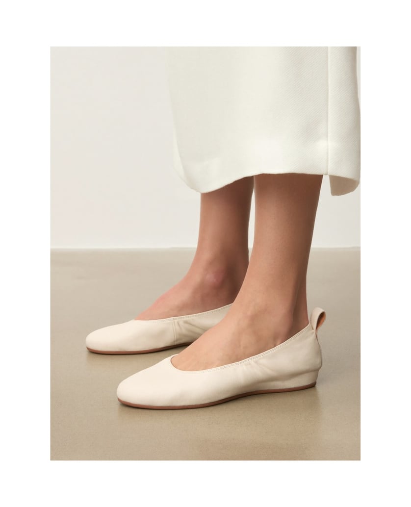 Kazar-Weiße-Ballerinas-mit-goldenem-Monogramm-weiss