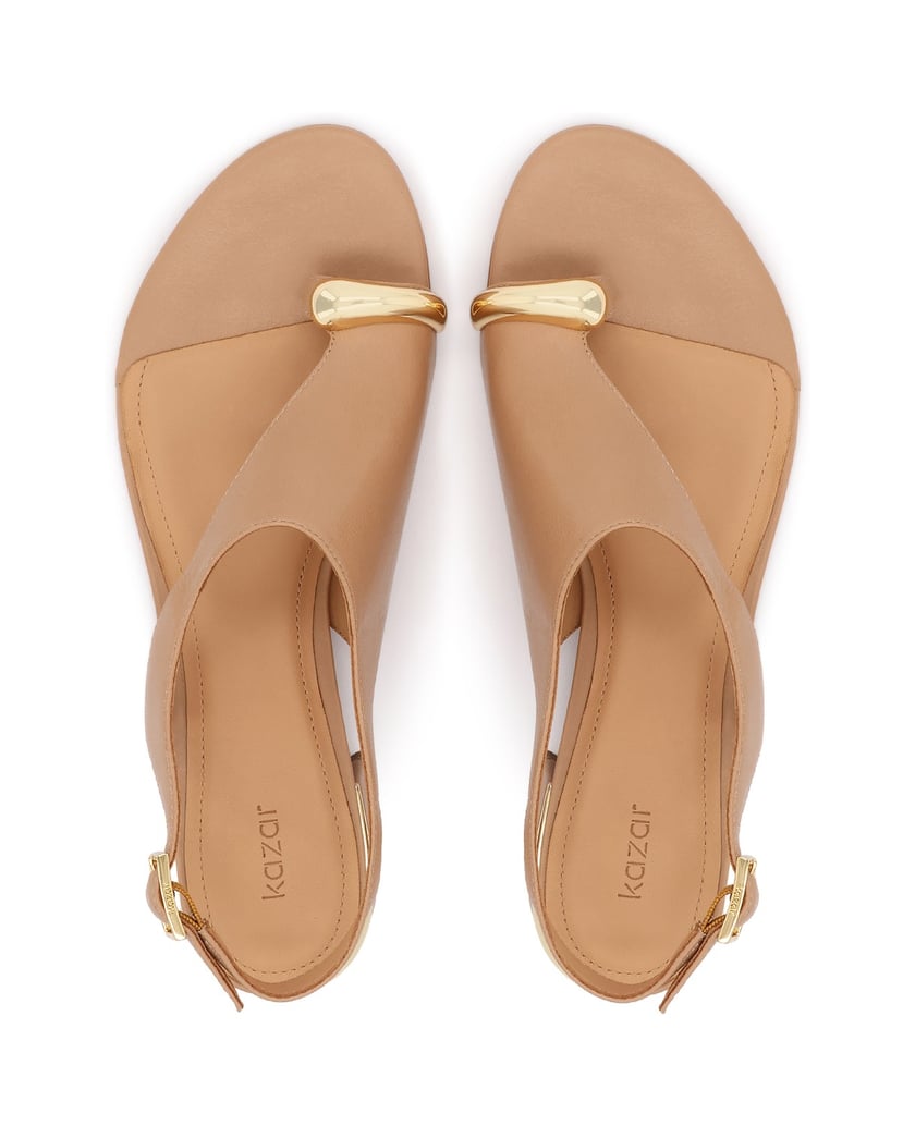 Kazar-Sandalen-mit-Zehenriemen-und-Metallverzierung-beige