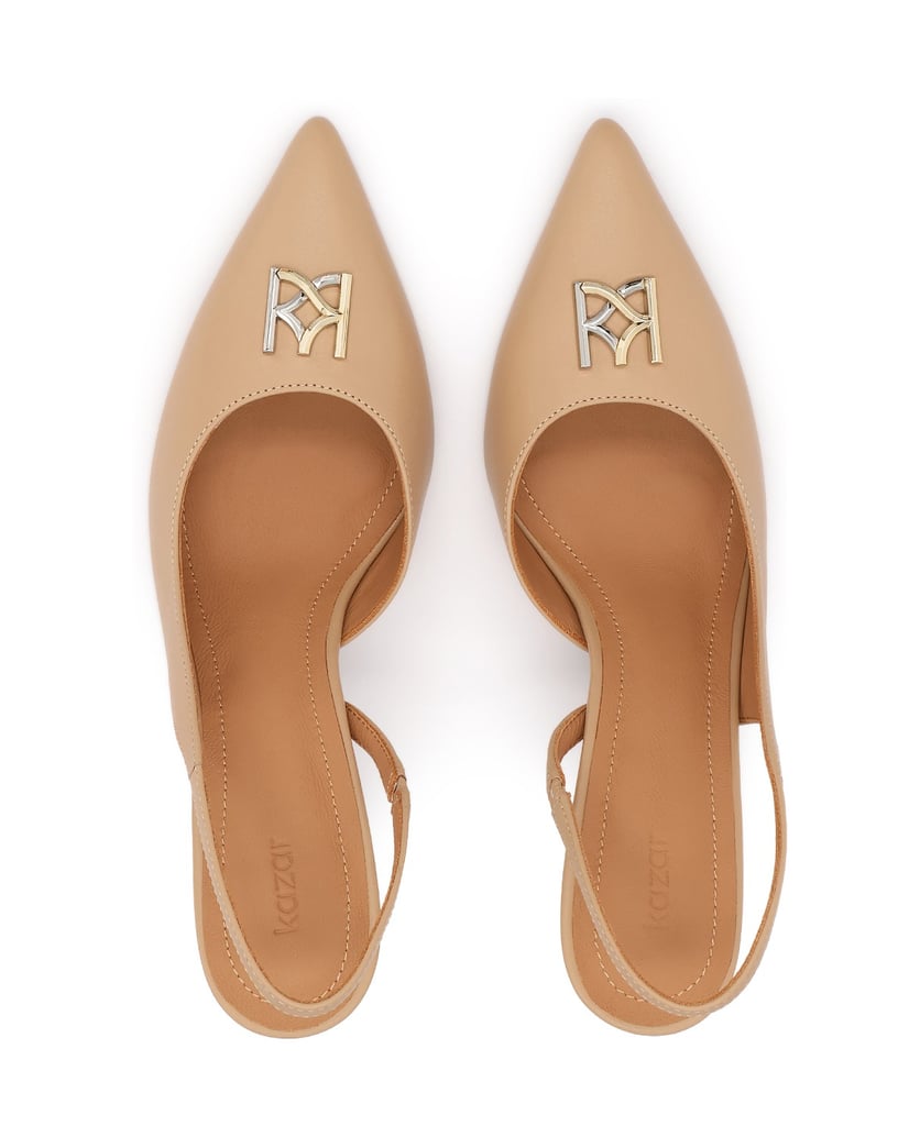 Kazar-Beigefarbene-Slingback-Pumps-mit-zweifarbigem-Monogramm-KAZAR-beige