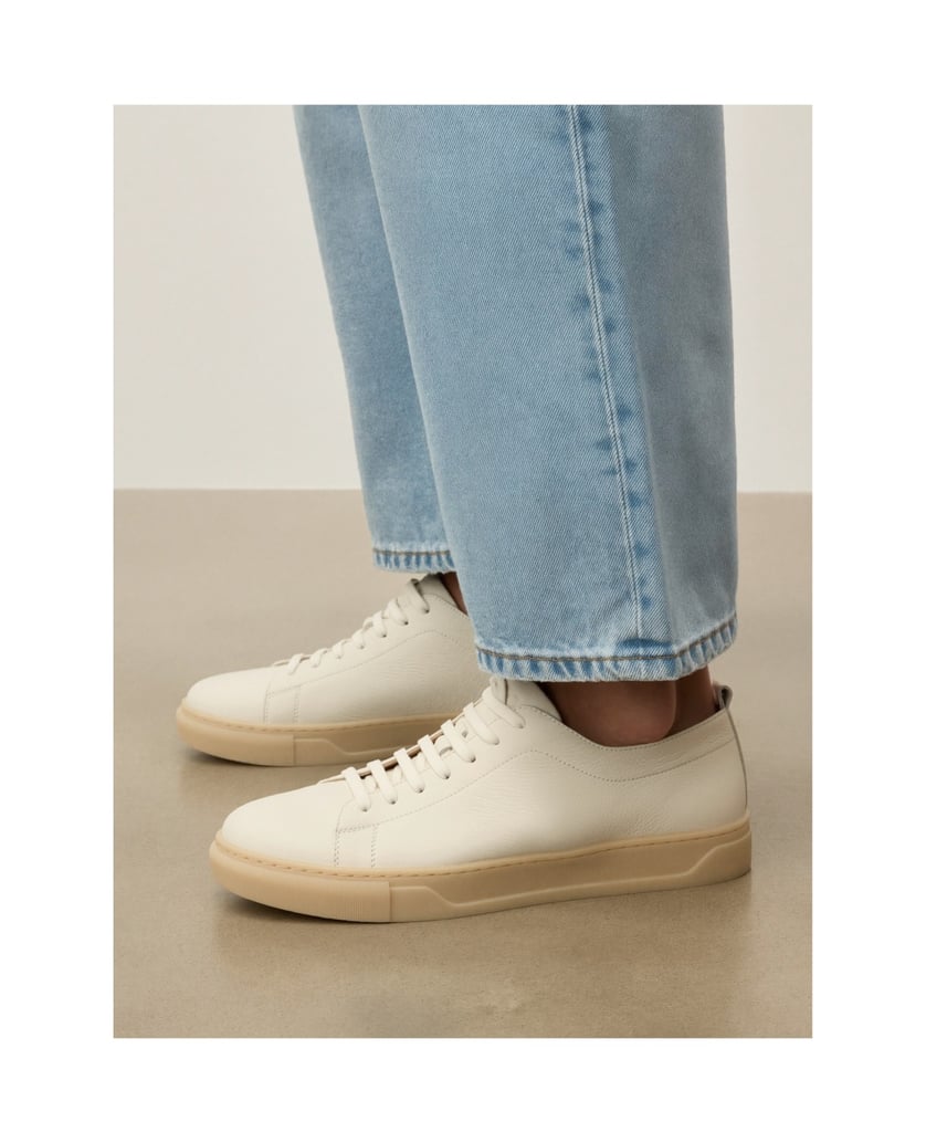 Kazar-Sneakers-aus-Leder-mit-kontrastierender-Sohle-weiss