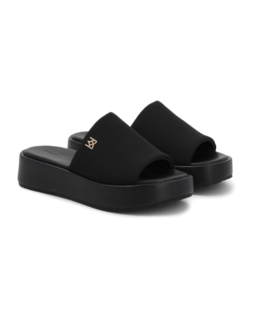 Kazar-Schwarze-Stoff-Flip-Flops-mit-dicker-Sohle-und-goldenem-Monogramm-schwarz