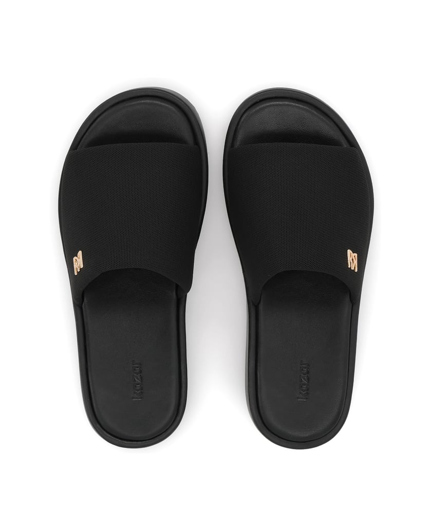Kazar-Schwarze-Stoff-Flip-Flops-mit-dicker-Sohle-und-goldenem-Monogramm-schwarz