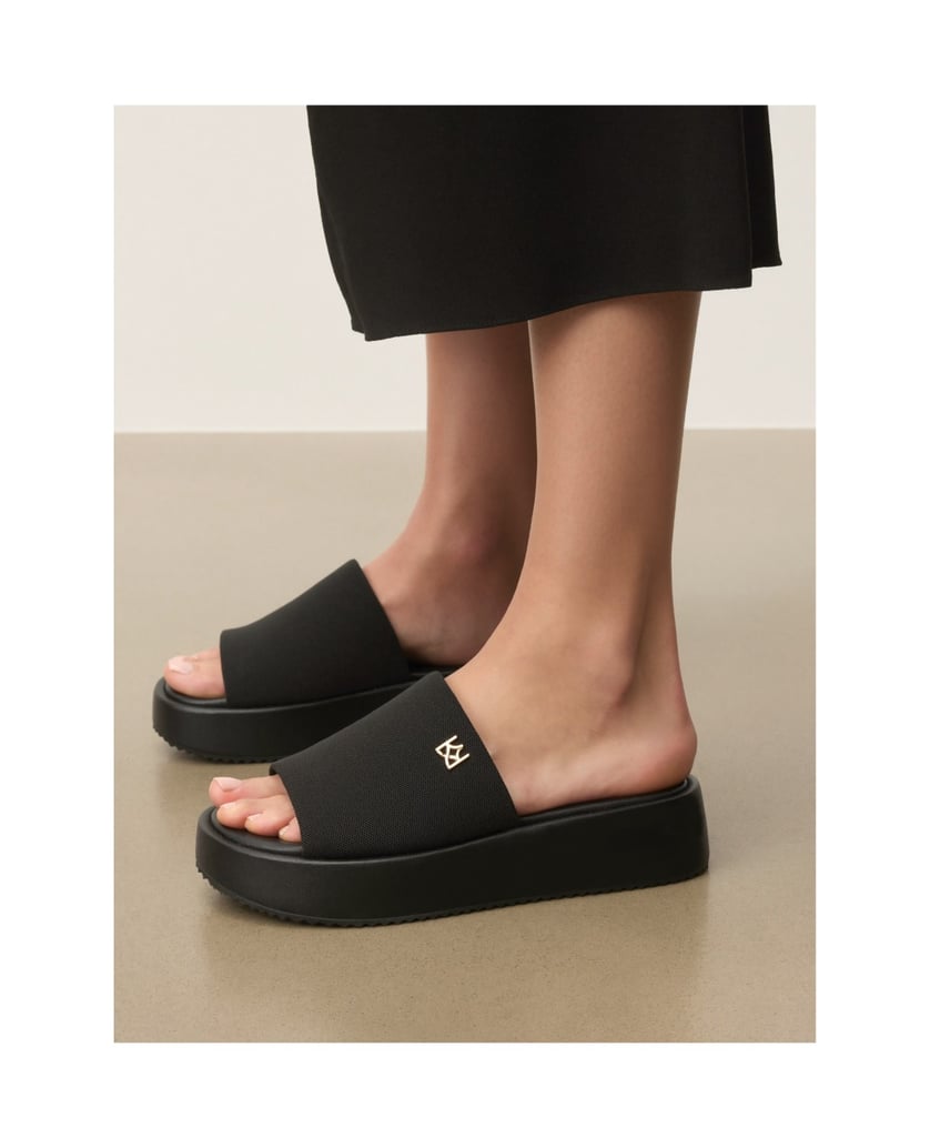 Kazar-Schwarze-Stoff-Flip-Flops-mit-dicker-Sohle-und-goldenem-Monogramm-schwarz