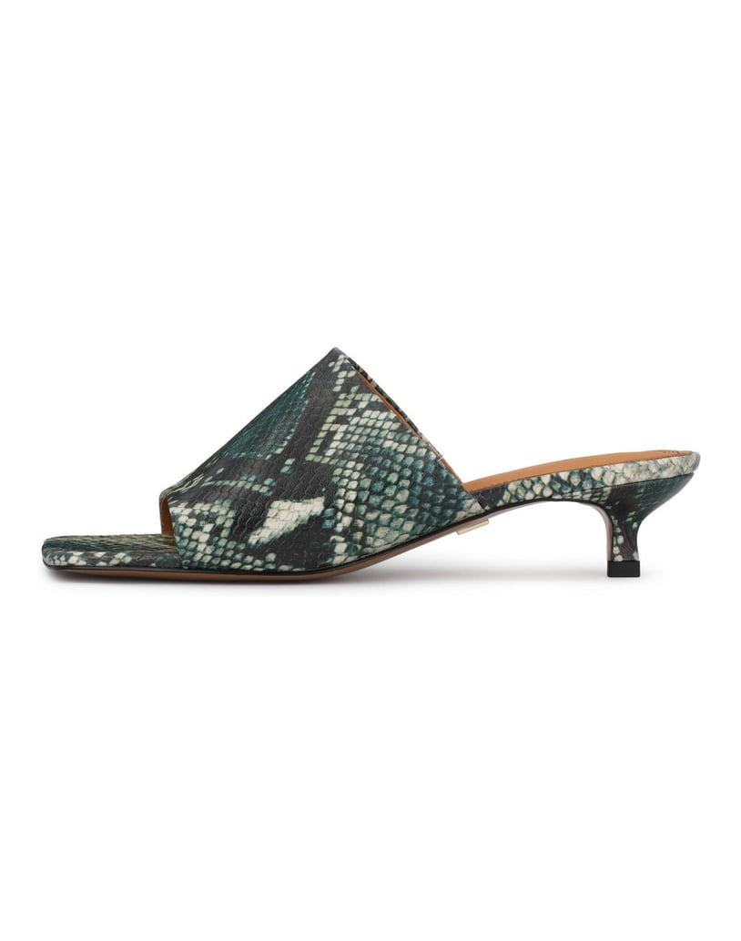 Kazar-Flip-Flops-aus-Leder-mit-Schlangenmotiv-Prägung-und-Kitten-Heels-grün