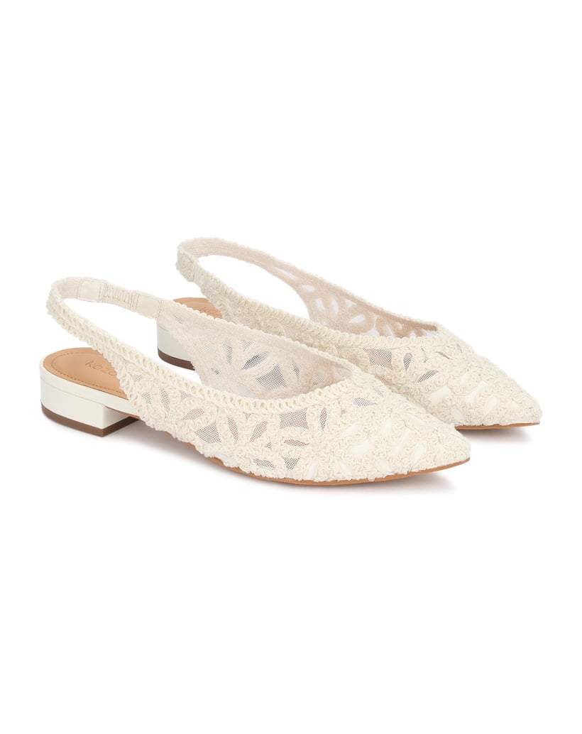 Kazar-Flache-Hochzeitspumps-mit-durchbrochenem,-floralem-Muster-weiss