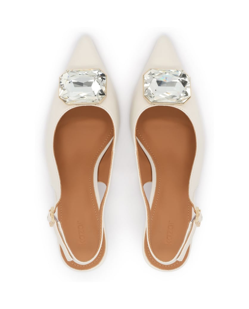 Kazar-Cremefarbene-Hochzeitspumps-mit-Slingback-und-großer-Schmuckverzierung-weiss