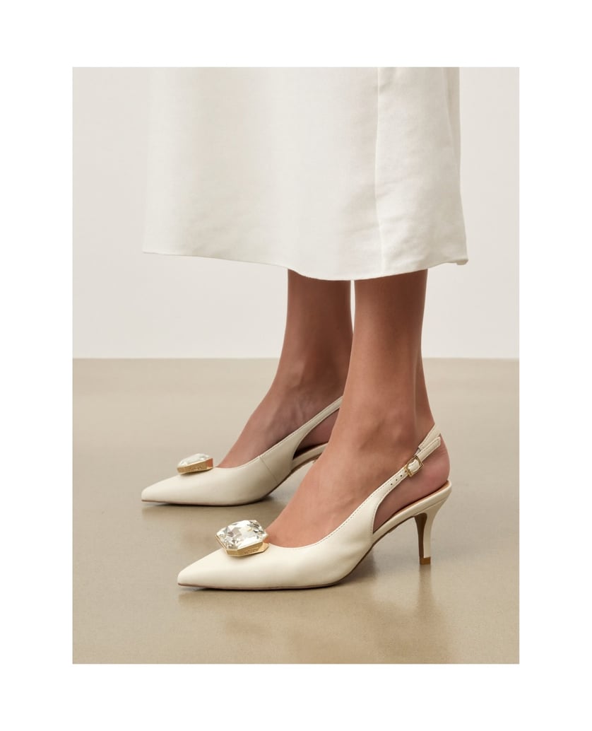 Kazar-Cremefarbene-Hochzeitspumps-mit-Slingback-und-großer-Schmuckverzierung-weiss