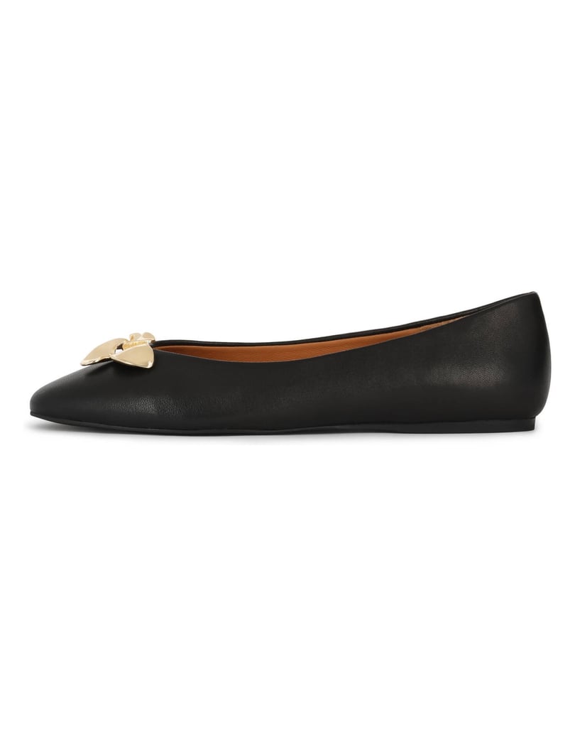 Kazar-Schwarze-Ballerinas-mit-auffälliger-Brosche-schwarz