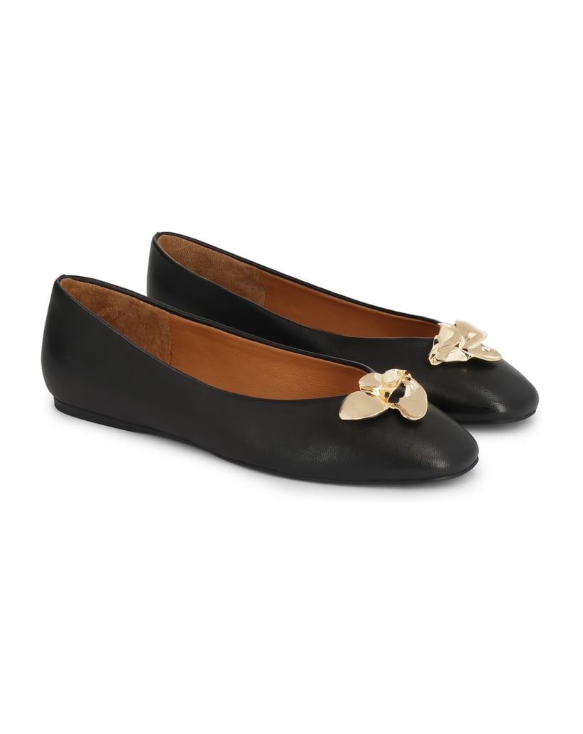 Kazar-Schwarze-Ballerinas-mit-auffälliger-Brosche-schwarz