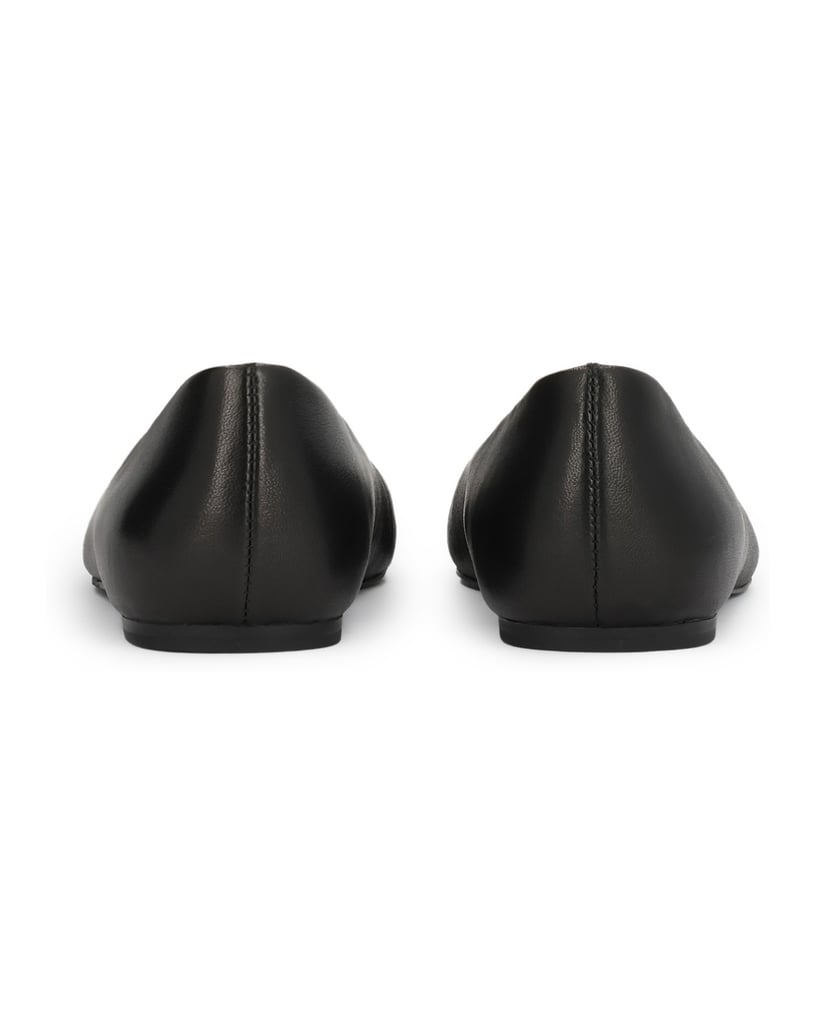 Kazar-Schwarze-Ballerinas-mit-auffälliger-Brosche-schwarz