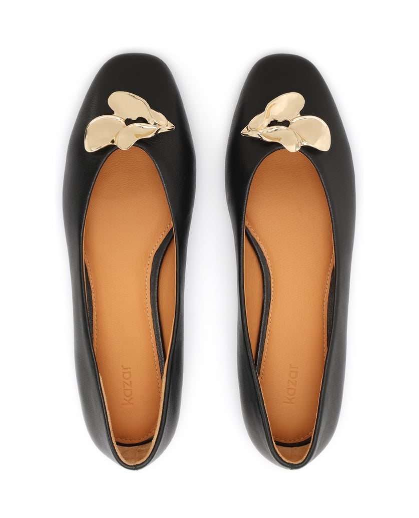 Kazar-Schwarze-Ballerinas-mit-auffälliger-Brosche-schwarz