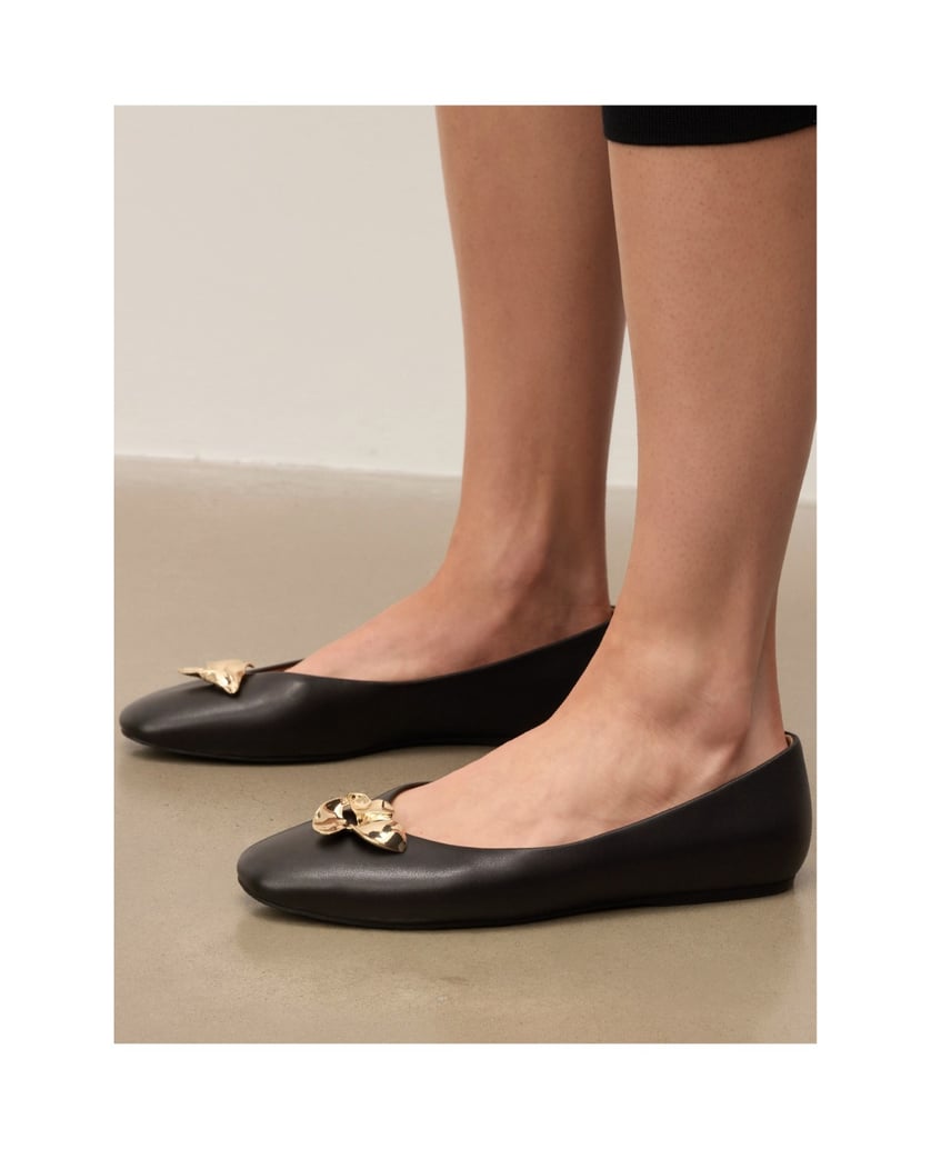 Kazar-Schwarze-Ballerinas-mit-auffälliger-Brosche-schwarz