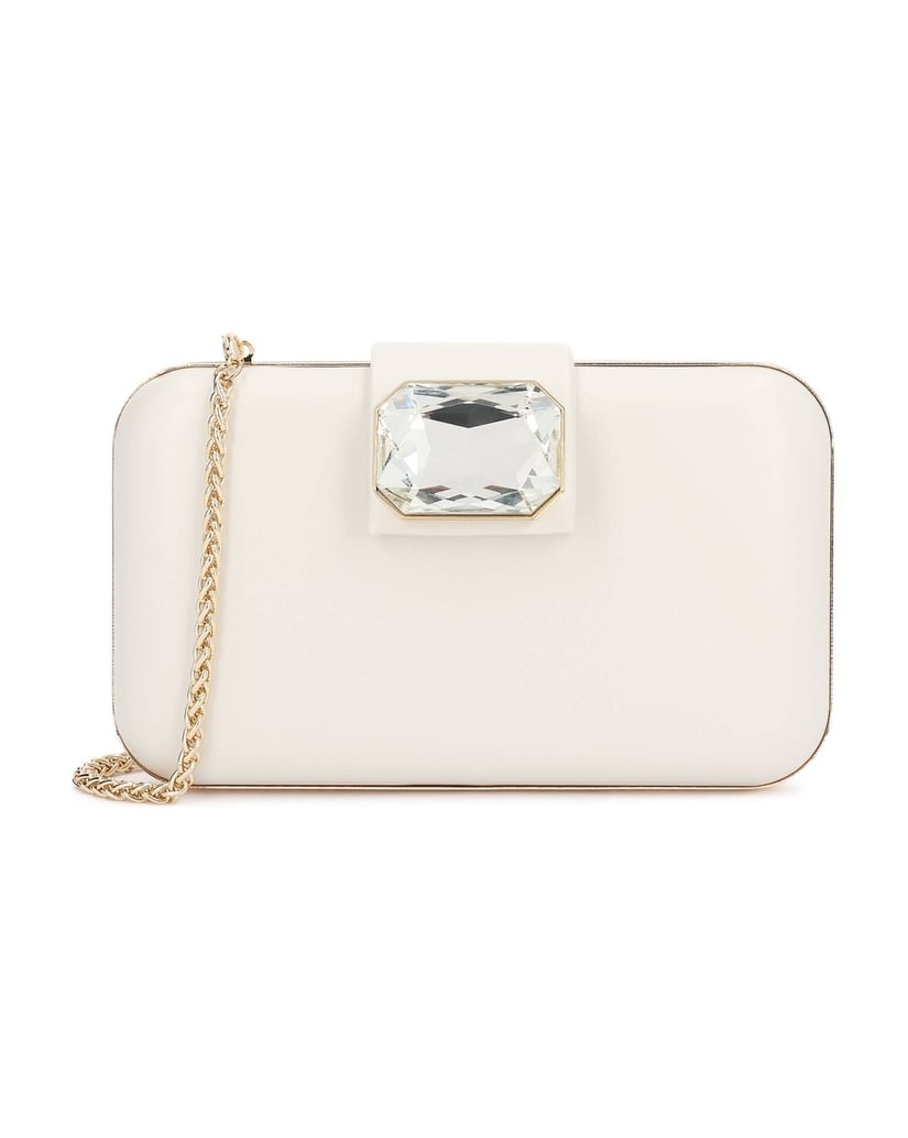 Kazar-Clutches-aus-Leder-zur-Hochzeit-in-einem-weißen-Farbton-mit-einem-Zierstein-weiss