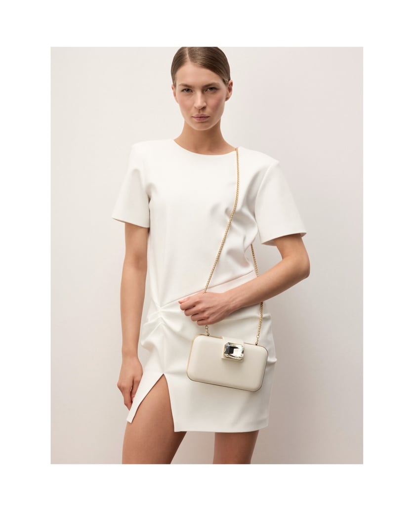 Kazar-Clutches-aus-Leder-zur-Hochzeit-in-einem-weißen-Farbton-mit-einem-Zierstein-weiss