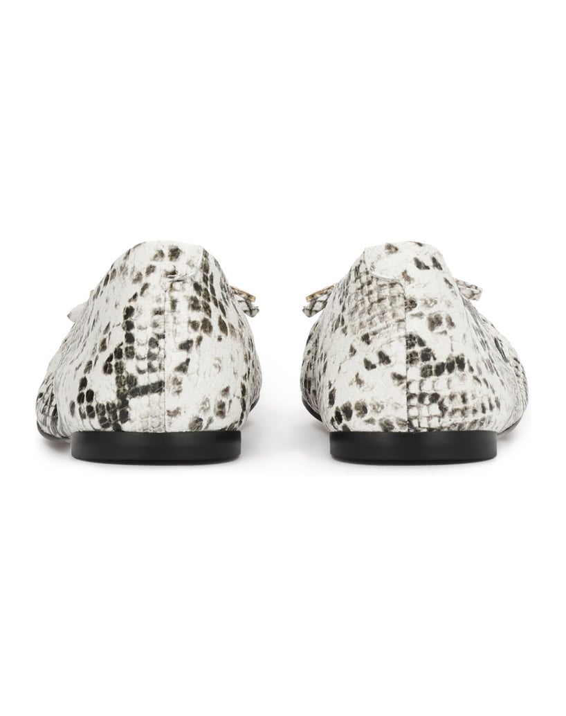 Kazar-Ballerinas-aus-geprägtem-Leder-mit-Schlangenhautmuster-weiss