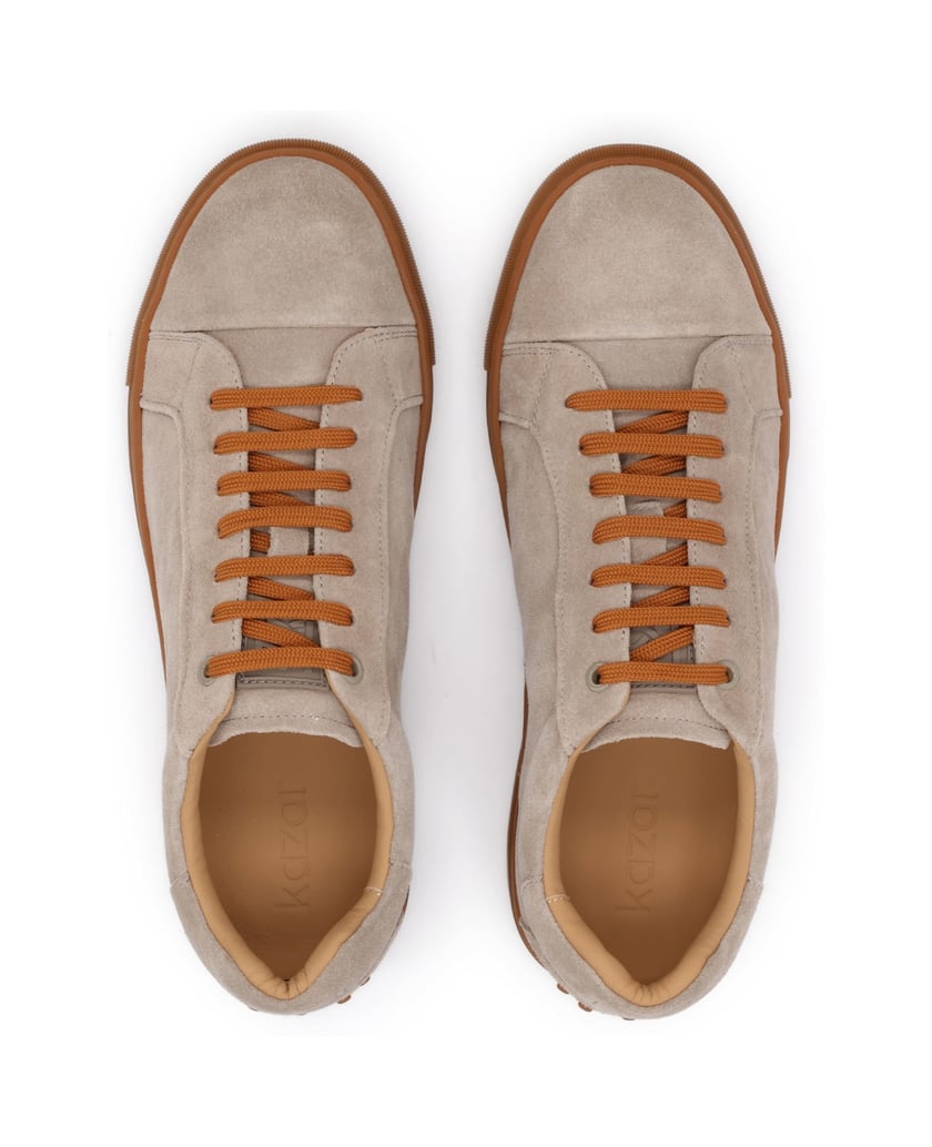 Kazar-Herren-Sneakers-aus-Wildleder-mit-kontrastierenden-Schnürsenkeln-und-Laufsohle-taupe