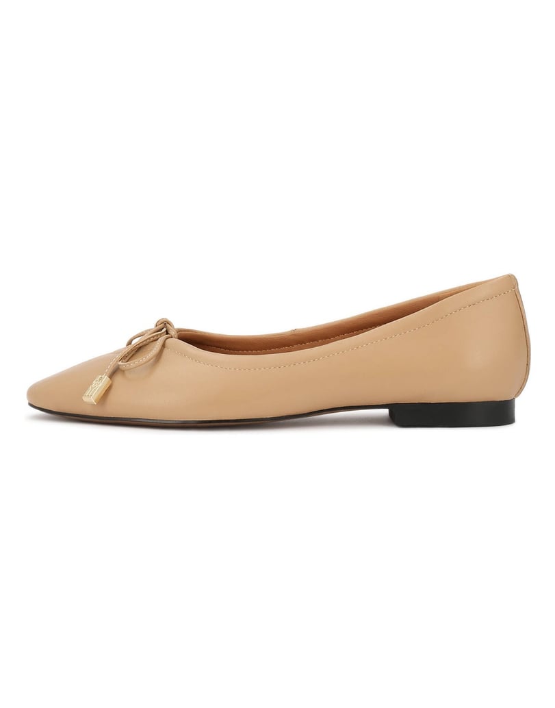 Kazar-Beigefarbene-Lederpumps-mit-dekorativem-Ausschnitt-und-Bindung-beige
