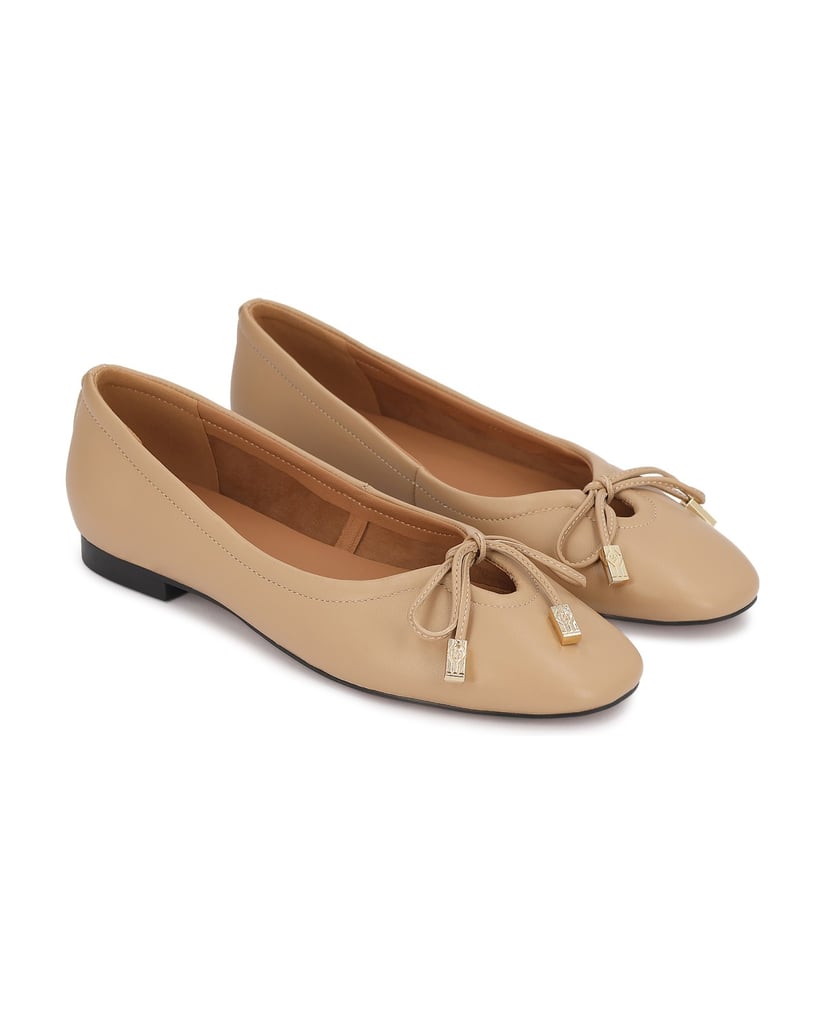 Kazar-Beigefarbene-Lederpumps-mit-dekorativem-Ausschnitt-und-Bindung-beige