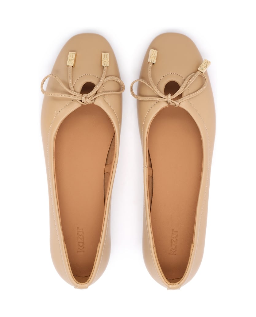 Kazar-Beigefarbene-Lederpumps-mit-dekorativem-Ausschnitt-und-Bindung-beige