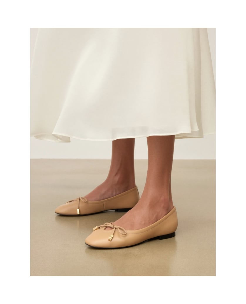 Kazar-Beigefarbene-Lederpumps-mit-dekorativem-Ausschnitt-und-Bindung-beige