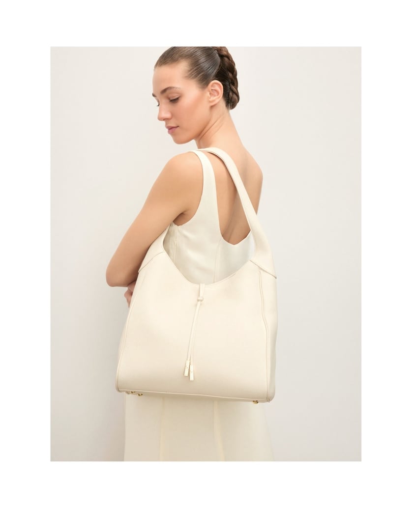 Kazar-Hobo-Tasche-aus-Leder-auf-der-Schulter-weiss