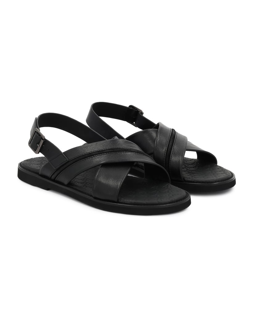 Kazar-Sandalen-aus-schwarzem-Leder-in-Schwarz-mit-gekreuzten-Gürteln-schwarz