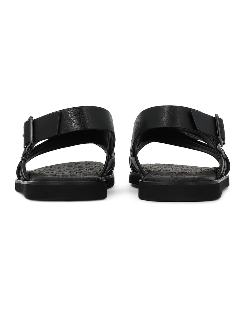 Kazar-Sandalen-aus-schwarzem-Leder-in-Schwarz-mit-gekreuzten-Gürteln-schwarz
