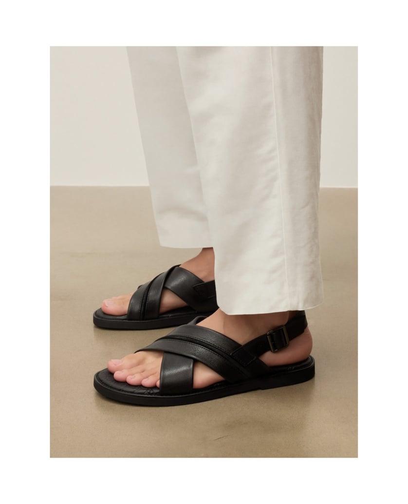 Kazar-Sandalen-aus-schwarzem-Leder-in-Schwarz-mit-gekreuzten-Gürteln-schwarz