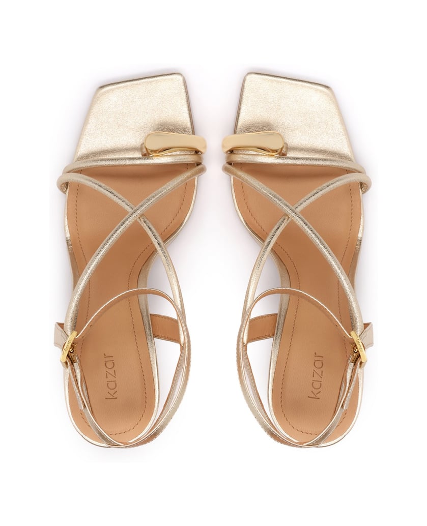 Kazar-Sandalen-aus-goldfarbenem-Leder-mit-dekorativem-Schnürchen-im-Zehenbereich-gold