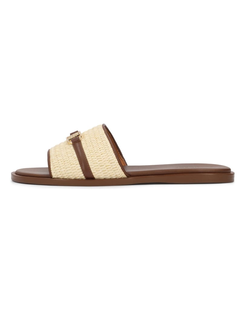 Kazar-Sommerliche-flip-flops-aus-Bast-und-braunem-Leder-mit-eleganter-Monogrammierung-beige