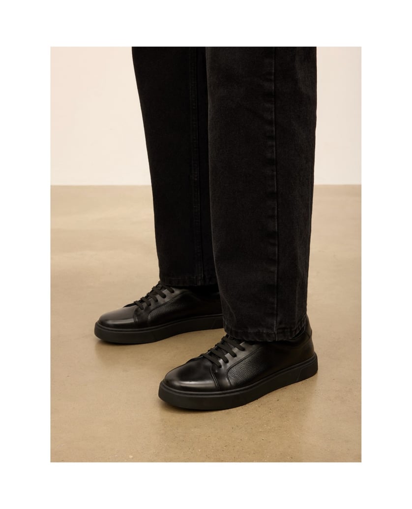 Kazar-Minimalistische-Sneakers-aus-genarbtem-Glatt--und-Erbsenleder-schwarz