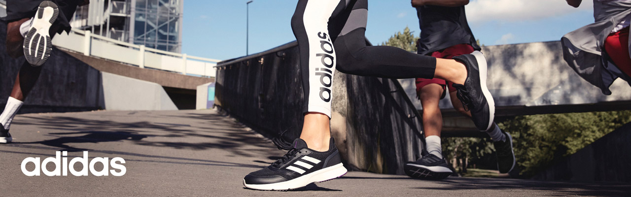 Schwarze Adidas Laufschuhe mit weißen Streifen