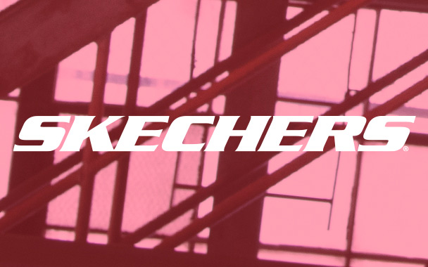 Skechers Markenlogo auf pinkem Hintergrund
