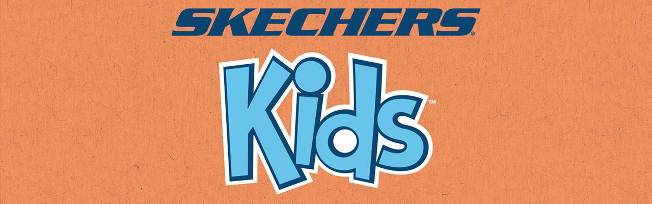 Skechers Kids Logo Schriftzug auf orangem Hintergrund